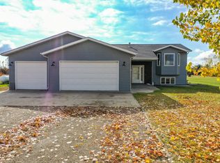 7713 Limestone Ln, Bismarck, ND 58503