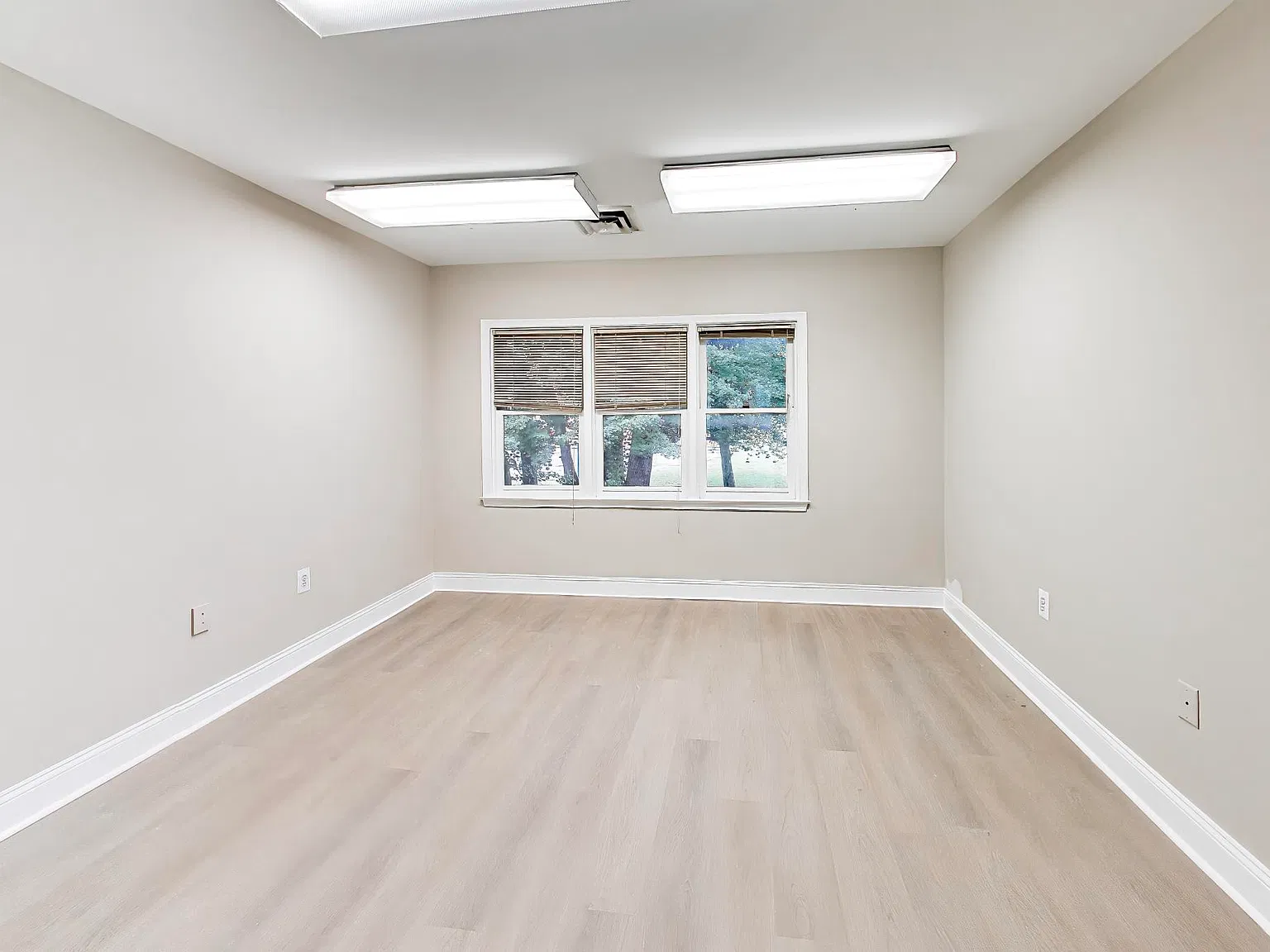 4 bed, 910 sqft, $1,999 — Photo 4