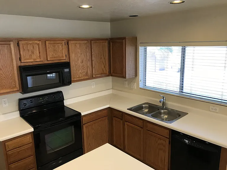 1710 W Houston Ave — Photo 9