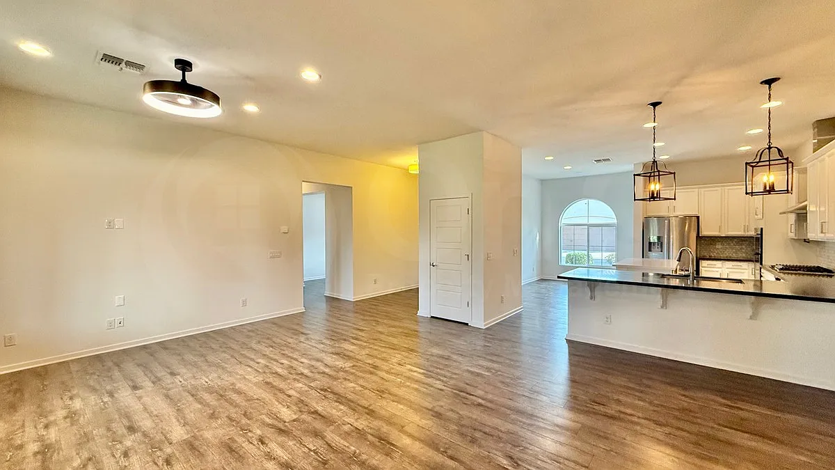 3 bed, 2.0 bath, 2210 sqft, $2,999 — Photo 4