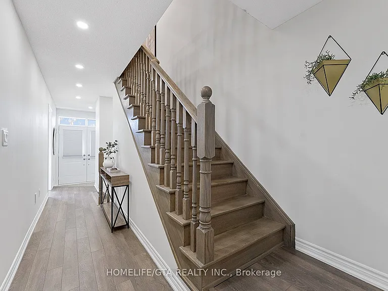 7 Holyrood Cres — Photo 6