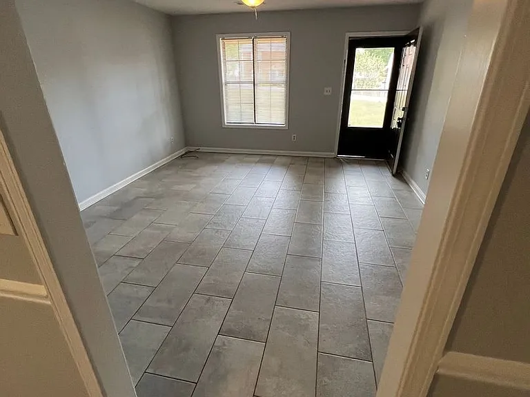 556-558 Whitehall Ln — Photo 3