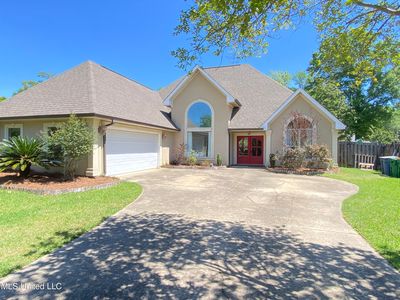 1812 Seashore Ave, Ocean Springs, MS, 39564