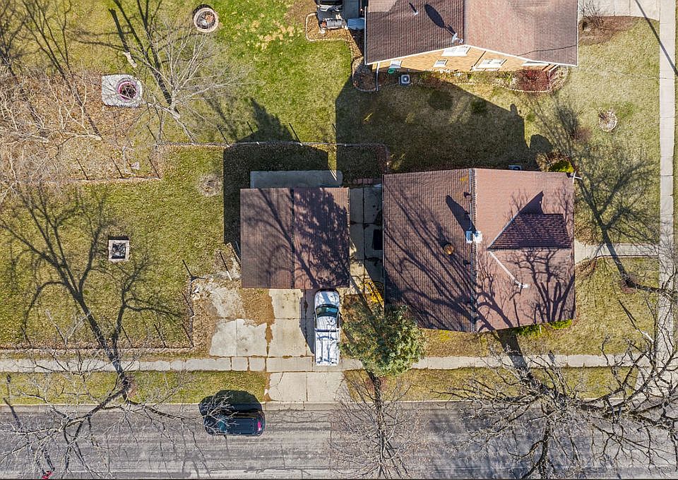 2nd image of 2938 Elm St