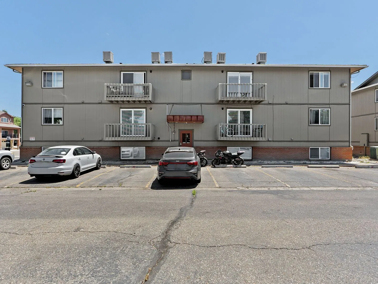 Spacious and Bright 2-Bedroom, Pet Friendly Apartment- Prime Location! — Photo 2