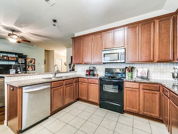 5th image of 230 Hilltop Dr