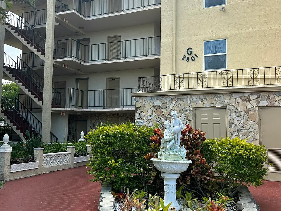 2801 Somerset Dr #201