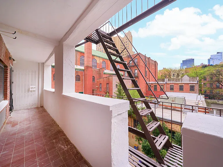 458 W 52nd St #2C — Photo 3