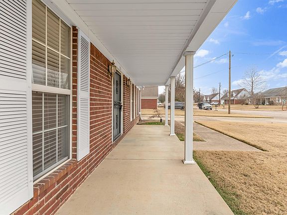 4th image of 151 Woodshire Ln