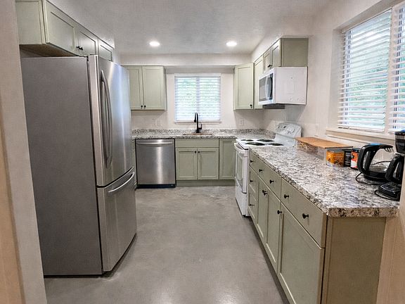 2nd image of 1017 NE Bear Creek Rd