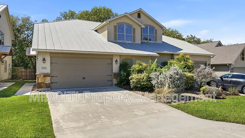 4 bed, 2.5 bath, 1977 sqft, $2,150 — Photo 1