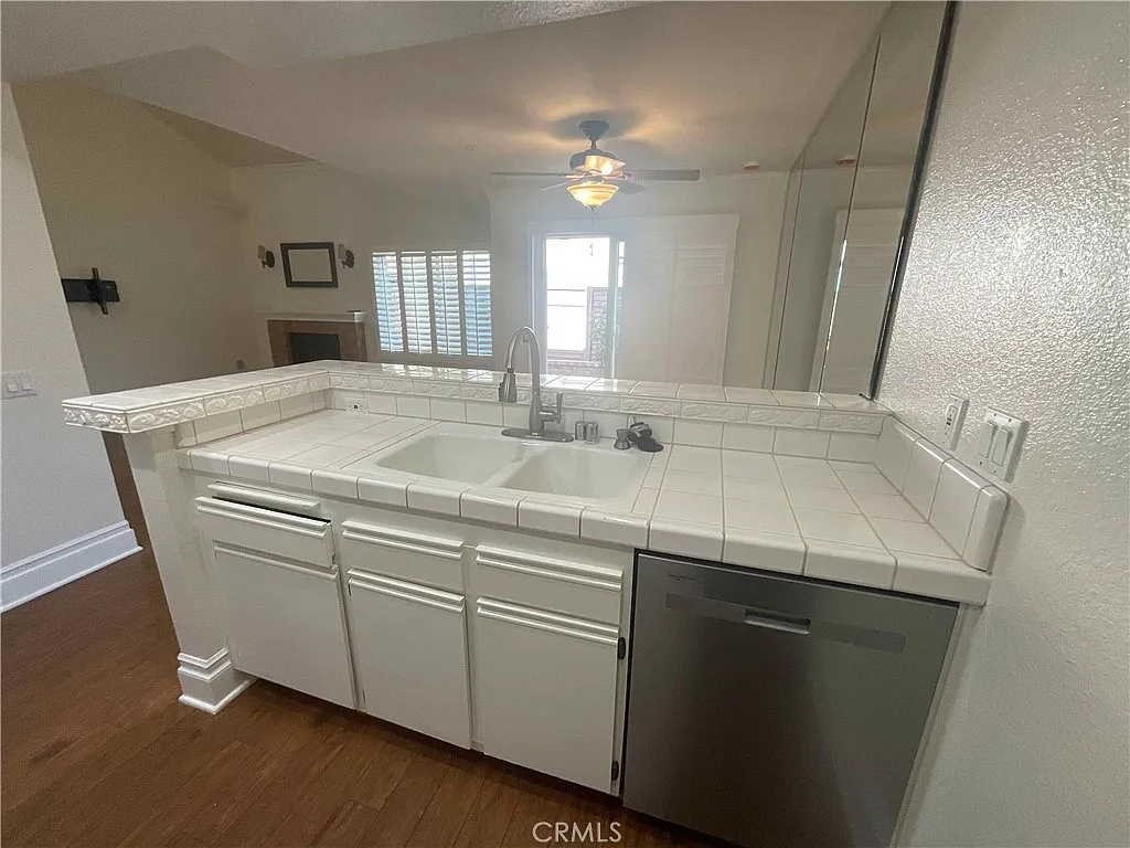 3 bed, 2.5 bath, 1281 sqft, $3,995 — Photo 4