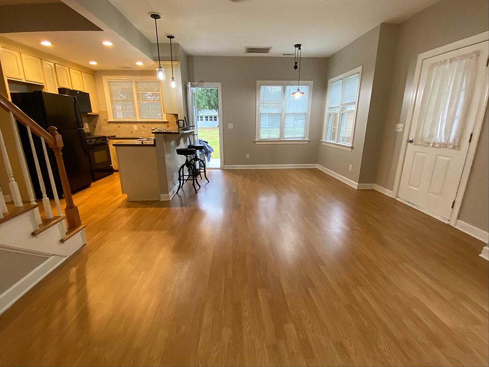 Living/dining room and kitchen