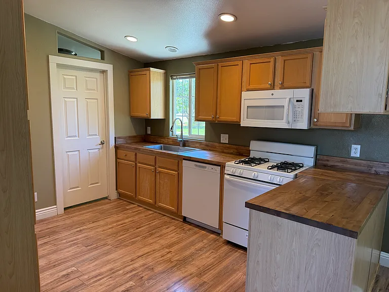 23409 Hamilton Ave — Photo 11