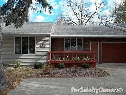 Front of Condo
						:
						This condo is located in the middle of a three-unit condo.