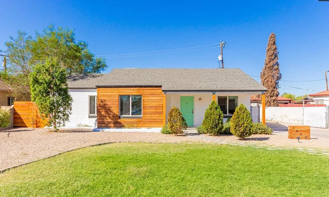 1802 N Whittier Dr — Photo 2