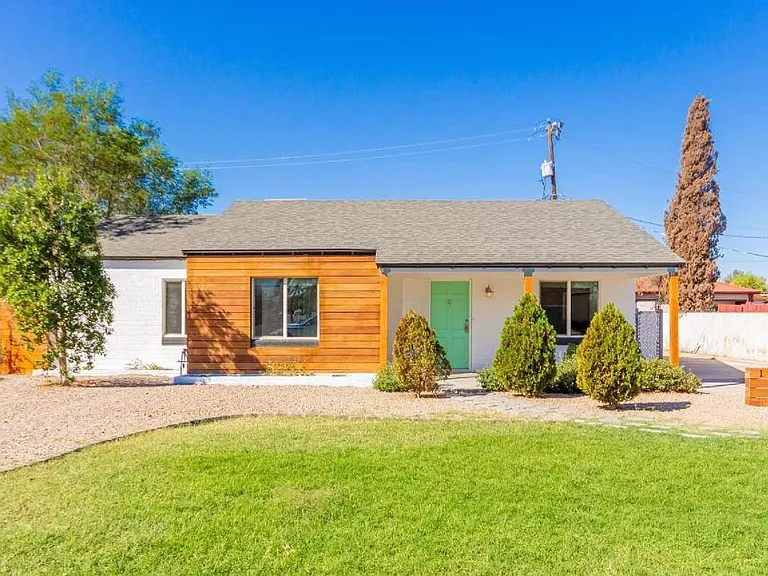 1802 N Whittier Dr — Photo 2