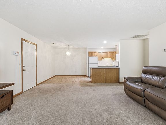 5th image of 677 Villa Dr