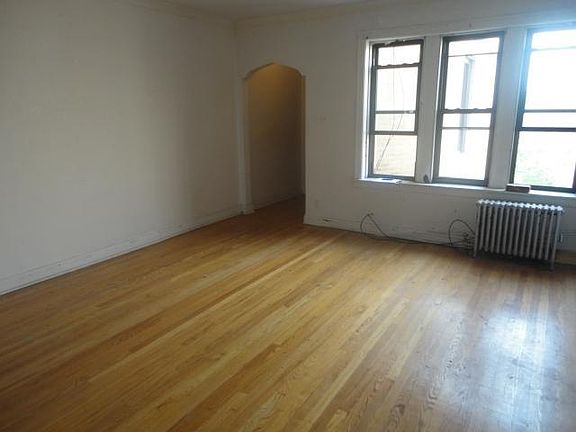 5th image of 2546 W Summerdale Ave APT 3R