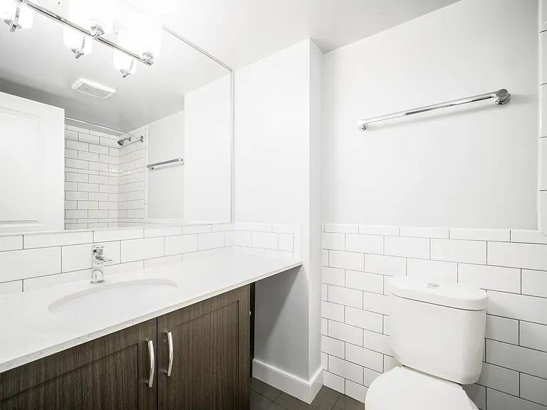 1005 Jervis St — Photo 8