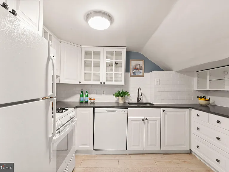 3039 Macomb St NW #2A — Photo 8
