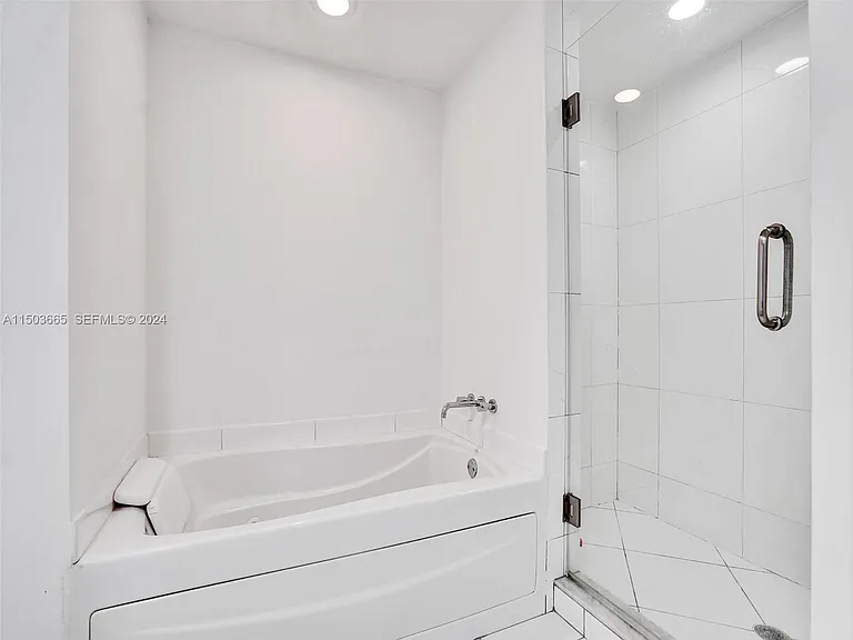 500 Brickell Ave #1301 — Photo 4