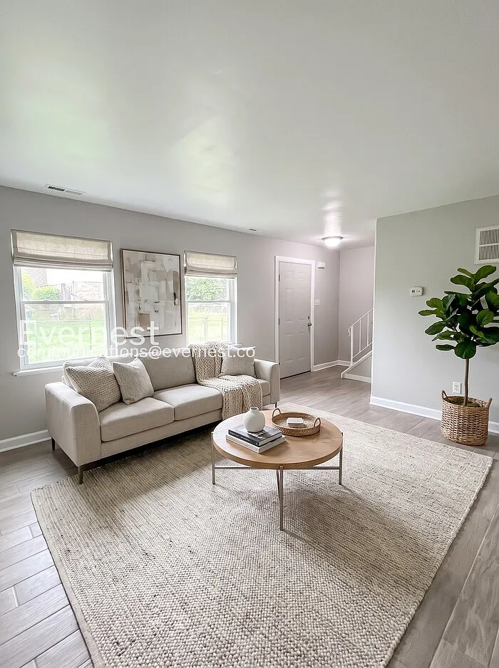 3 bed, 1.0 bath, 1080 sqft, $1,350 — Photo 2