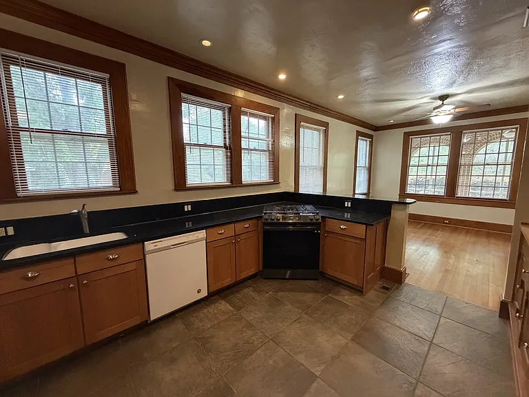 1012 Fitzpatrick Ave — Photo 4