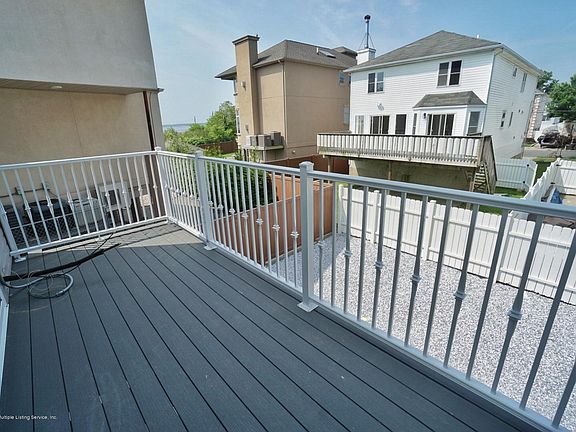 4th image of 686 Yetman Ave