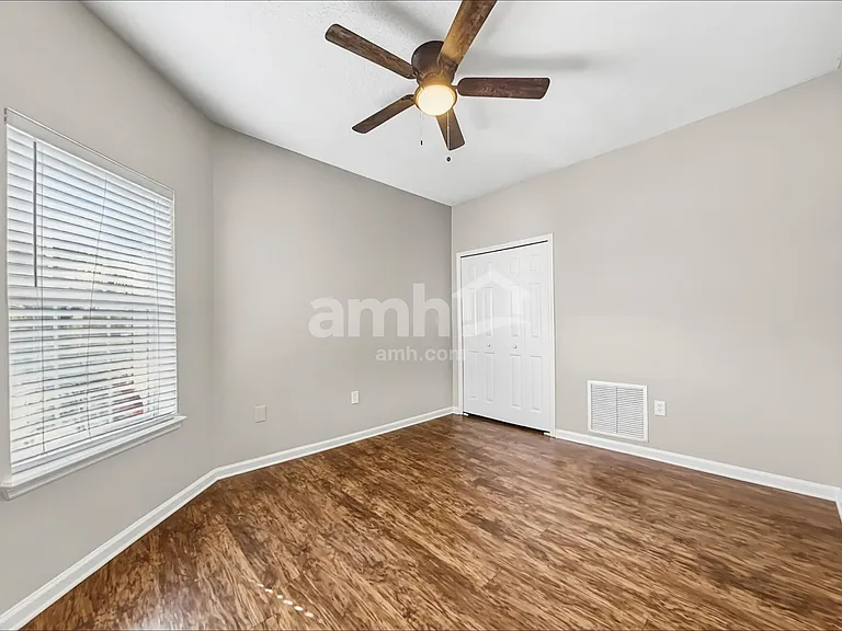 2724 Creekfront Dr — Photo 11