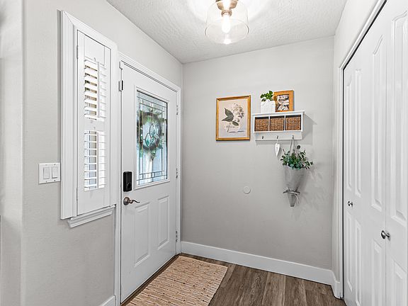 3rd image of 981 Garden Springs Cir