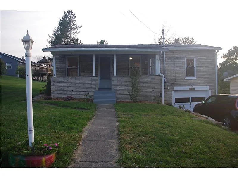 2229 Cornelia St photo 1