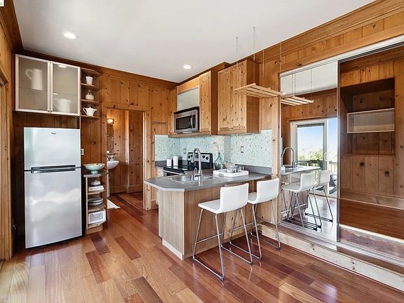 4th image of 104 Hill Rd #1B