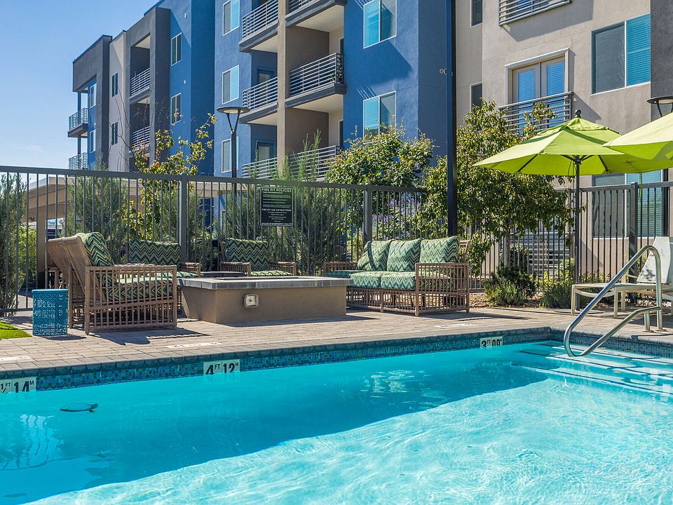 Broadstone Nob Hill apartments community photo