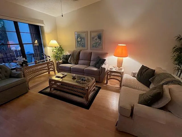 2 bed, 2.0 bath, 1026 sqft, $2,000 — Photo 2