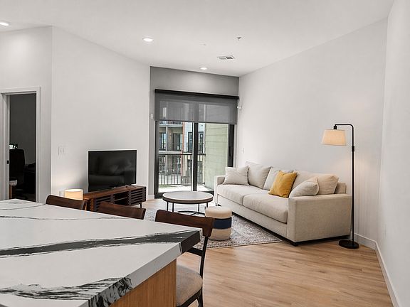 3rd image of 825 W 40th St #518