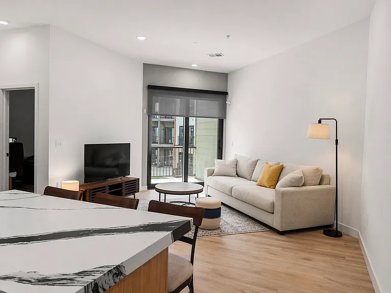 825 W 40th St #518 — Photo 3