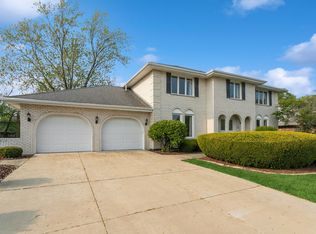 160 Rodgers Ct, Willowbrook, IL 60527