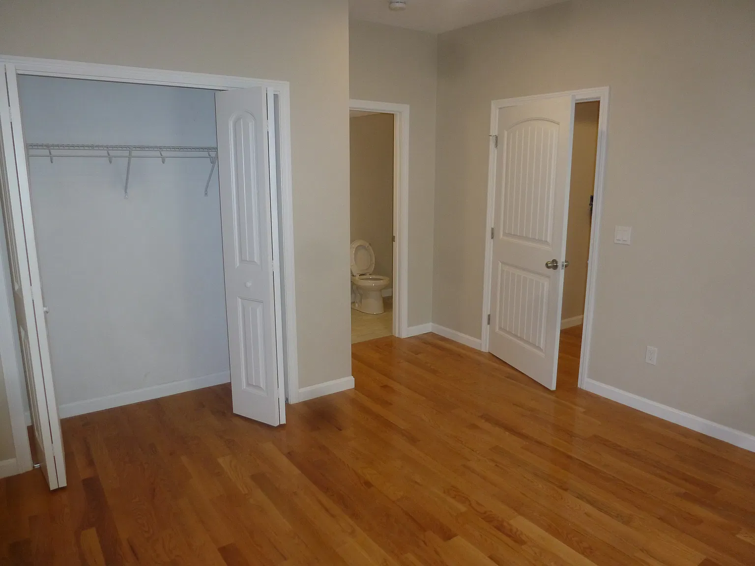 3 bed, 900 sqft, $2,300 — Photo 2