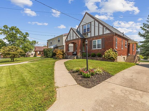 3rd image of 3988 Raceview Ave