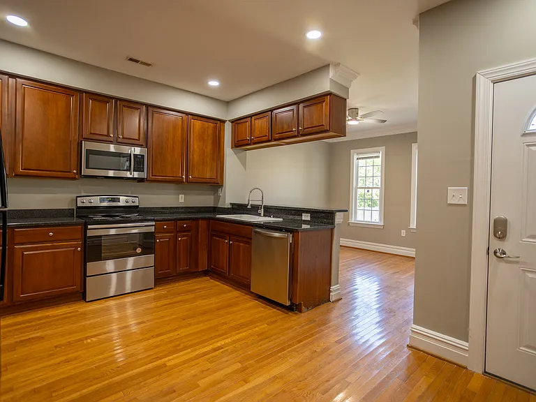 1306 W Clay St — Photo 12