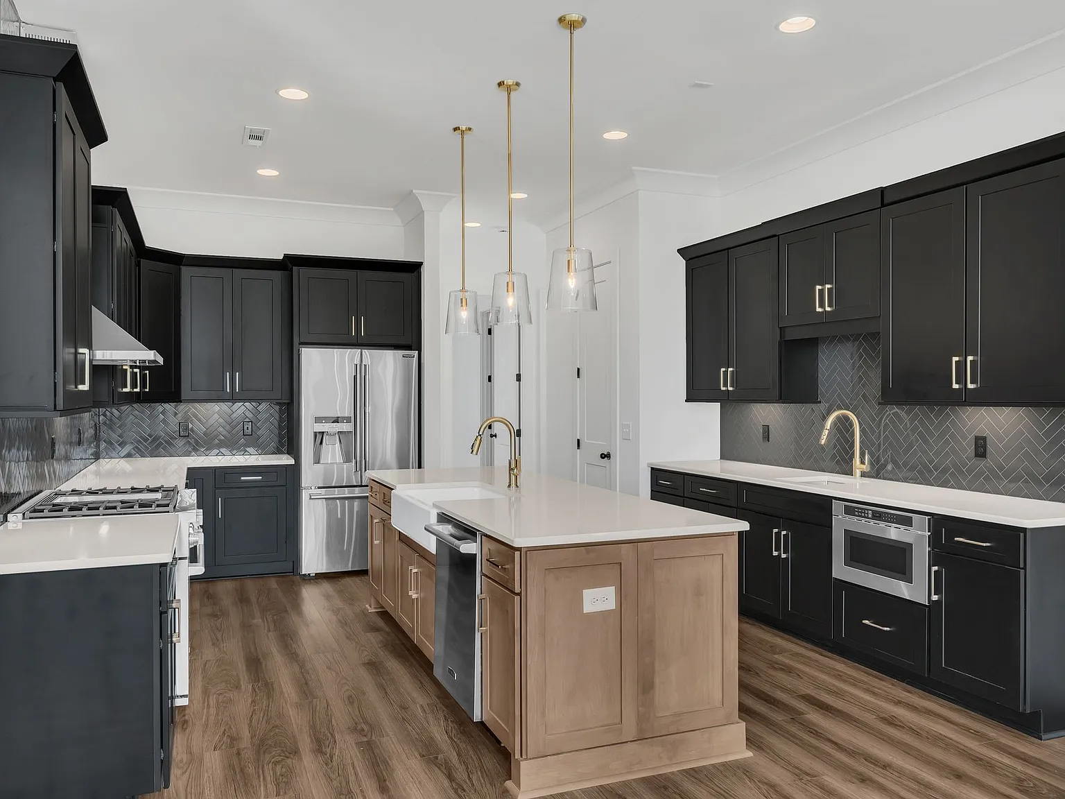 4 bed, 2200 sqft, $3,400 — Photo 3