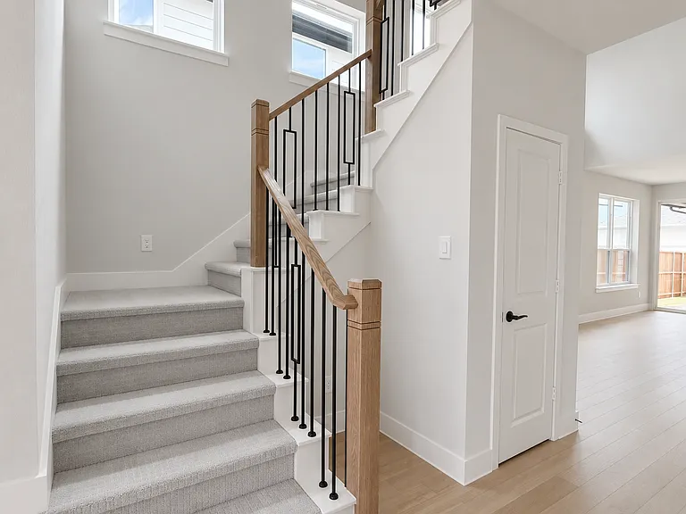 7183 Lathrop Ln — Photo 2