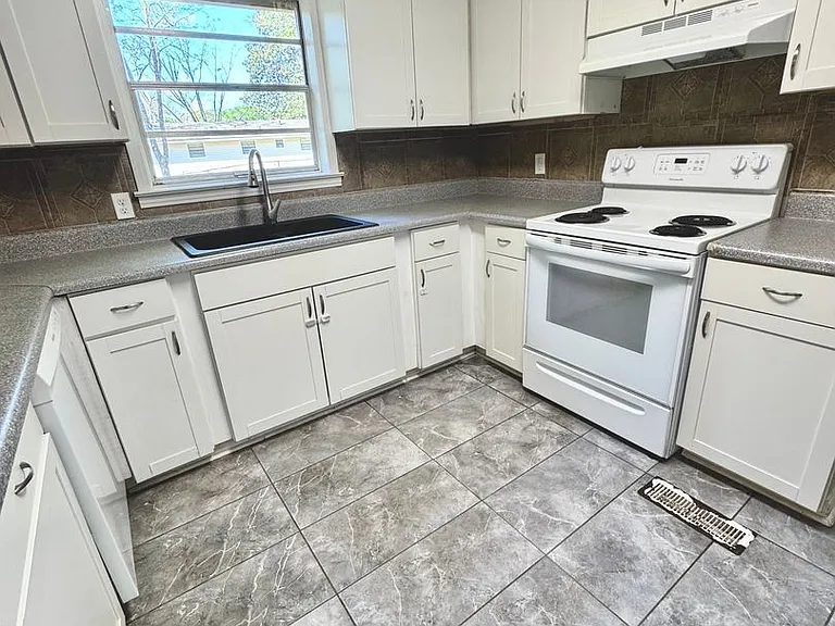 304 Azalea Dr — Photo 4