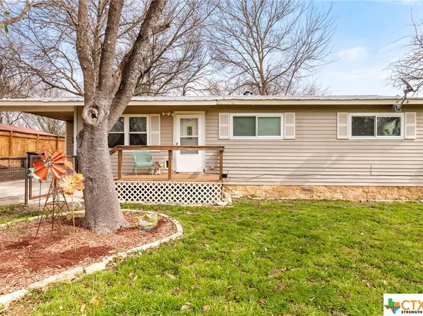 402 8th St, Bandera, TX 78003