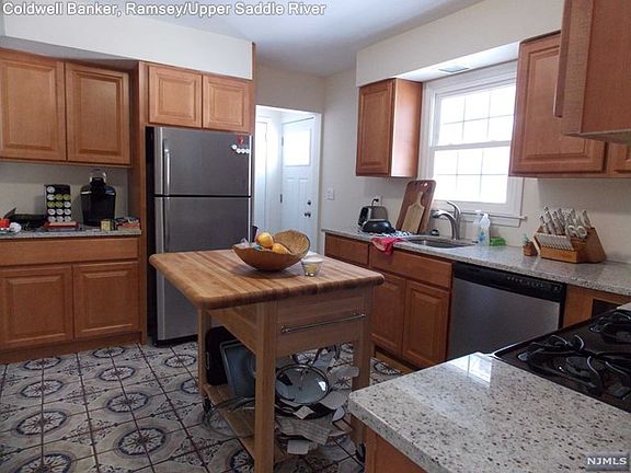4th image of 5 Pickwick Ln