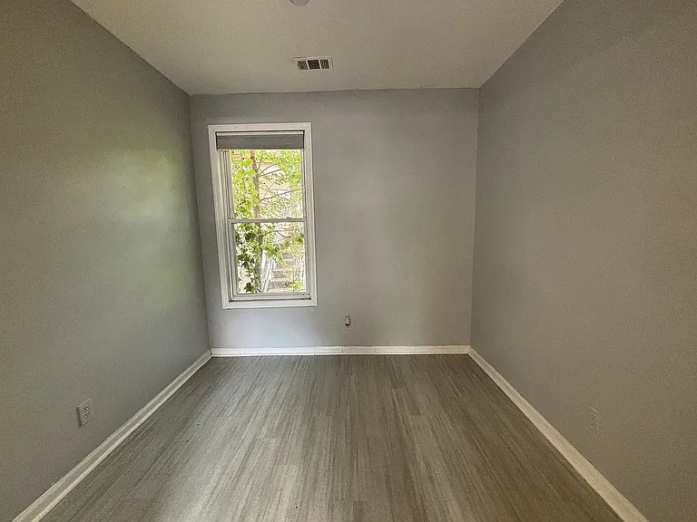 366 11th Ave #1R — Photo 3