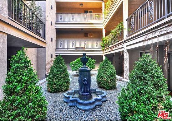 4th image of 439 N Doheny Dr Unit 306