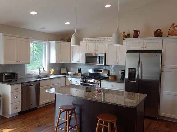 3rd image of 3042 Sandy Dr SW