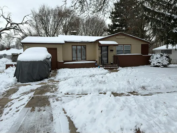 3815 Beach St, Rockford, IL 61108